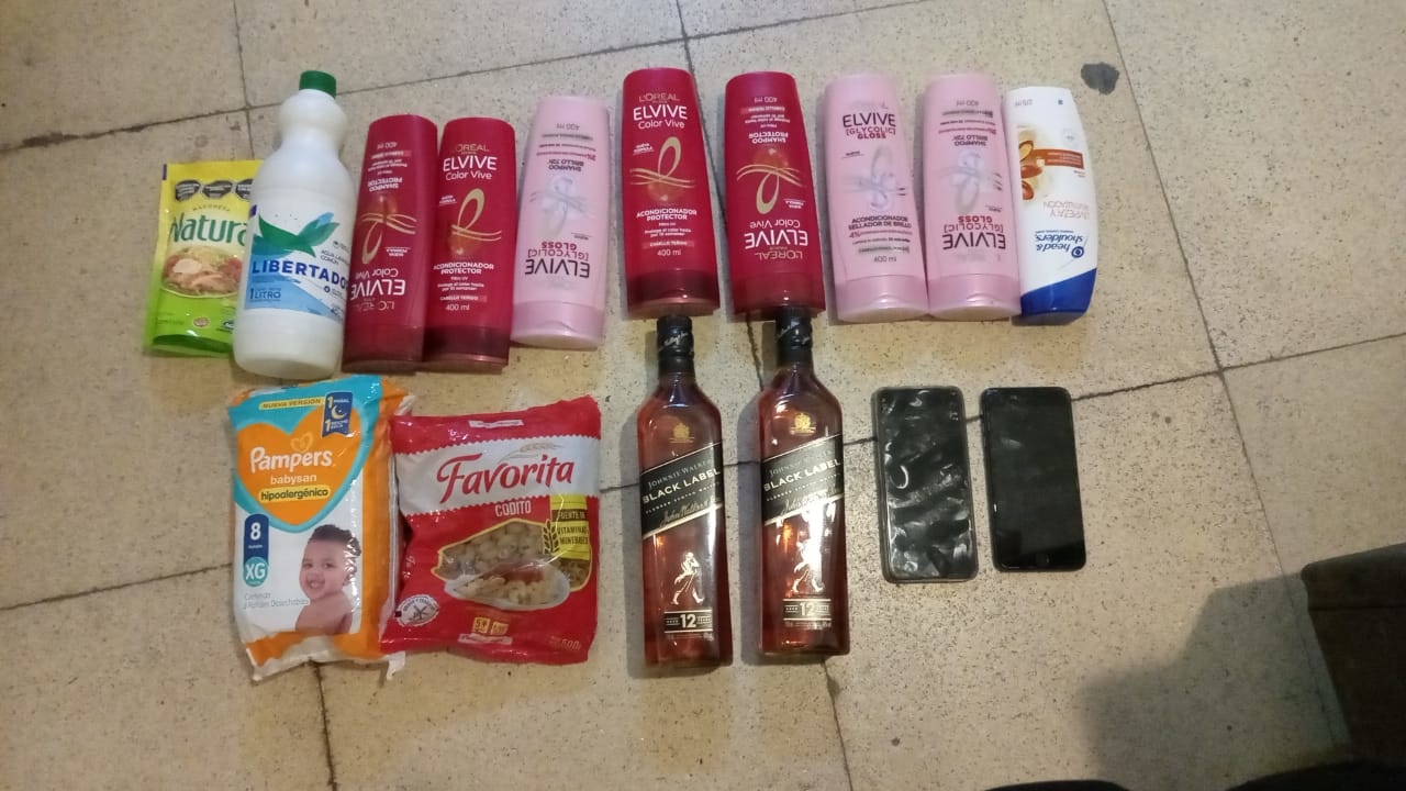 Mecheras detenidas en Funes: se robaron dos whiskies, cinco shampoos y una mayonesa